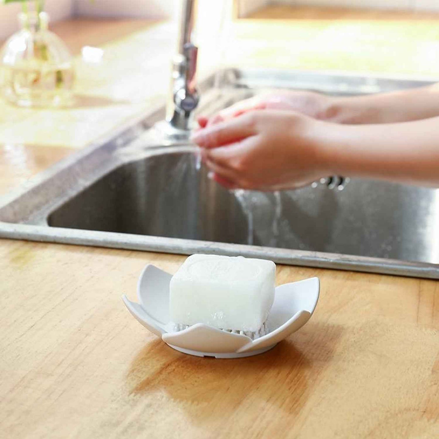 Elegant Lotus-Shaped Self-Draining Soap Dish Holder (1 Pc)