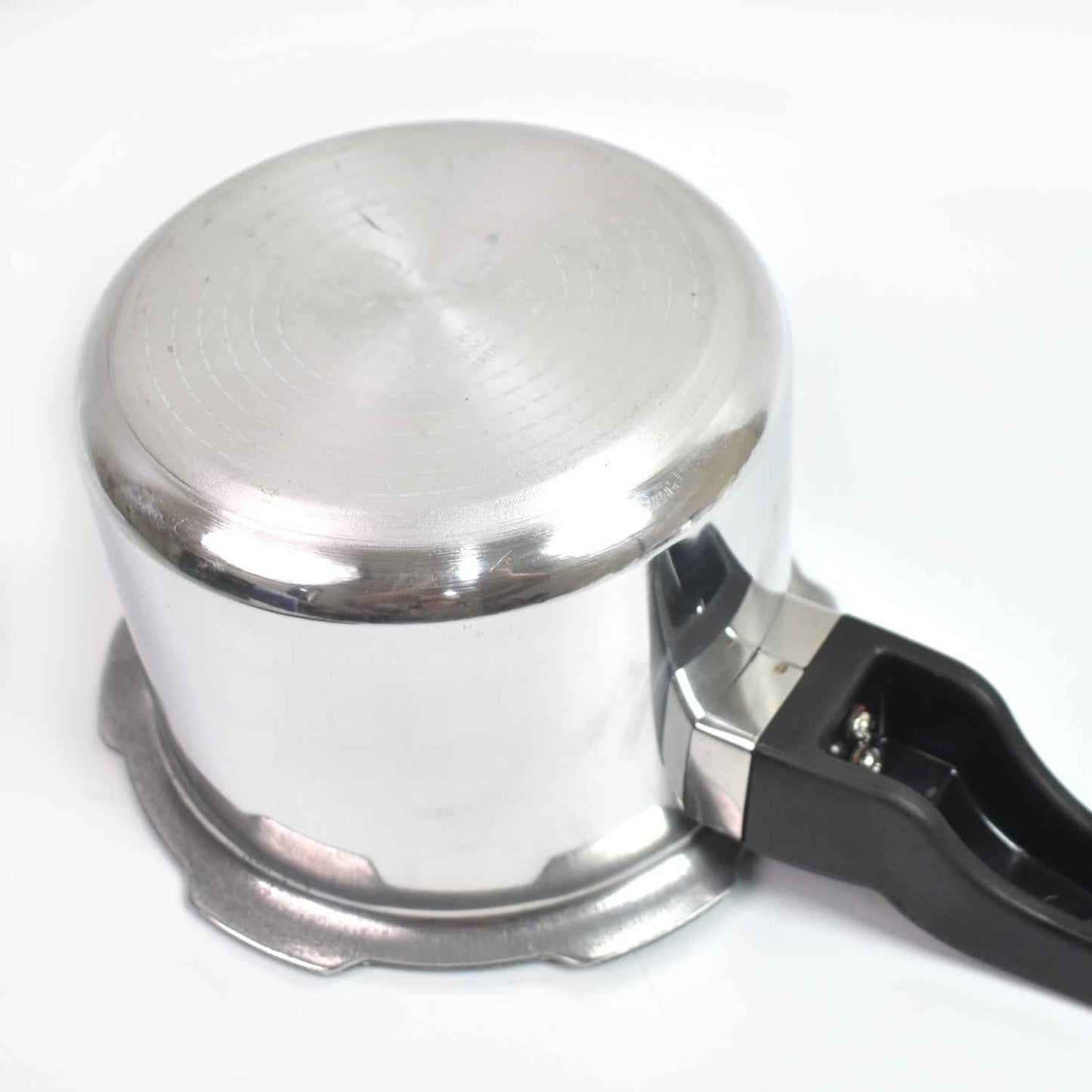 Aluminium Classic Goldex Pressure Cookers With Outer Lid (2 Litres / 5-Year warranty,  ISI Number :- 2347, BIS Number :- CM/L -7600164310