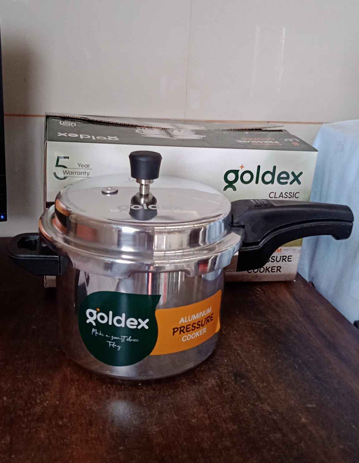 Aluminium Classic Goldex Pressure Cookers With Outer Lid (5 Litres / 5-Year warranty,  ISI Number :- 2347, BIS Number :- CM/L -7600164310